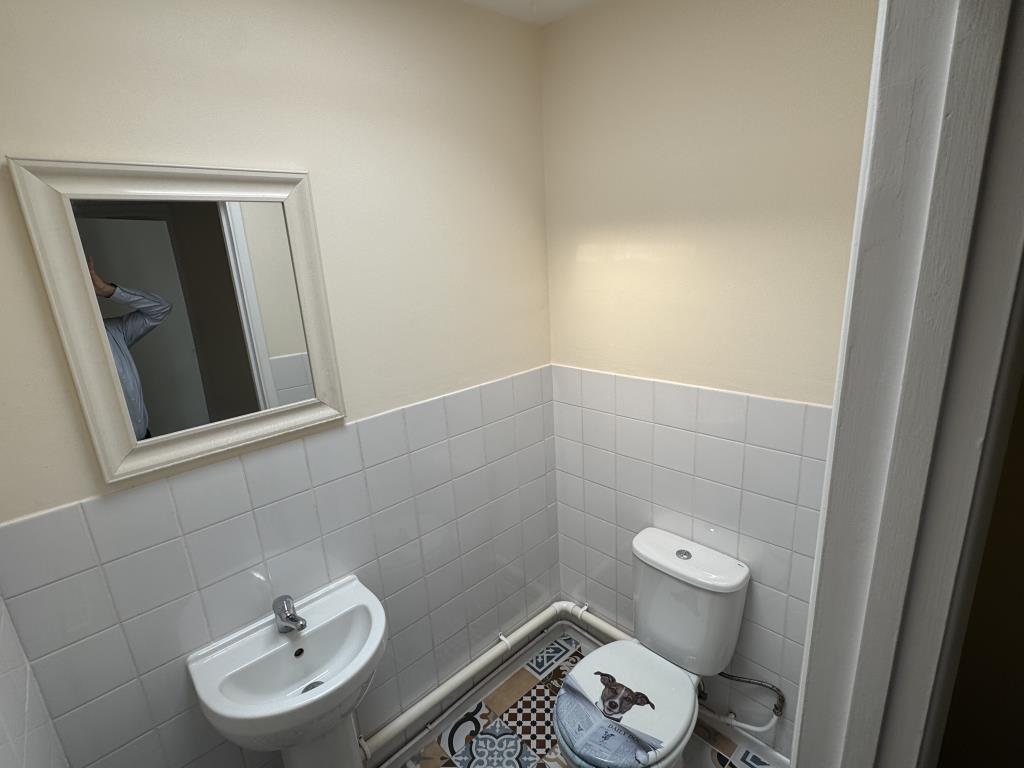 Lot: 152 - TWO-BEDROOM TOWN CENTRE FLAT FOR INVESTMENT OR OWNER OCCUPATION - W.C with wall tiles and painted walls